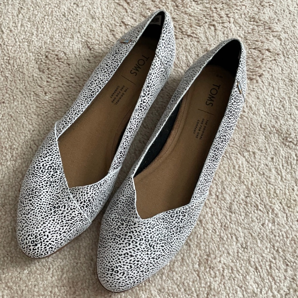 Toms leopard flats size 8